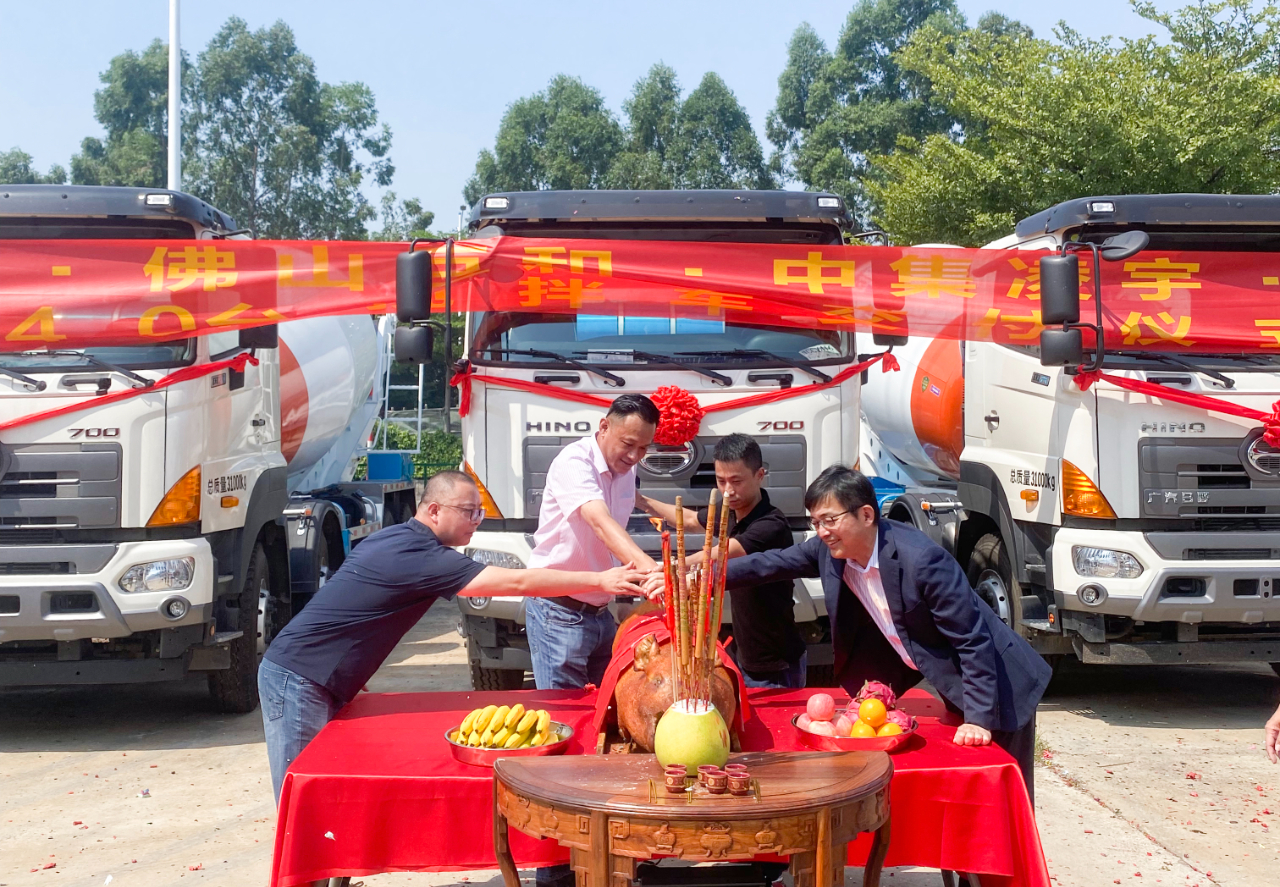 喜氣洋洋共相聚，40臺凌宇攪拌車交付大客戶！